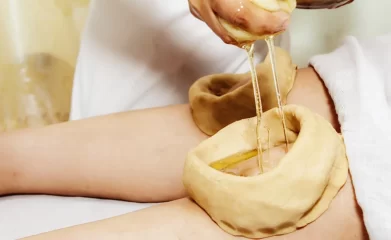 घुटनों के दर्द से परेशान? जानिए असरदार आयुर्वेदिक इलाज और घरेलू उपाय